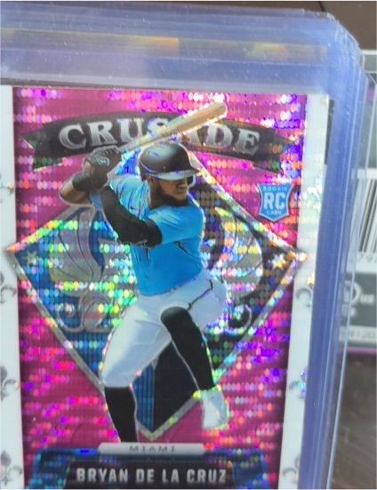 2022 Panini Chronicles Crusade #9 Bryan De La Cruz Pink Pulsar Prizm Rookie Card — front