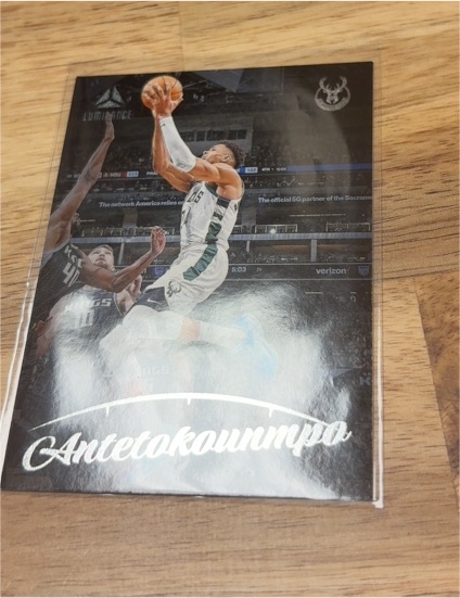 2022-23 Panini Chronicles Luminance #160 Giannis Antetokounmpo — front