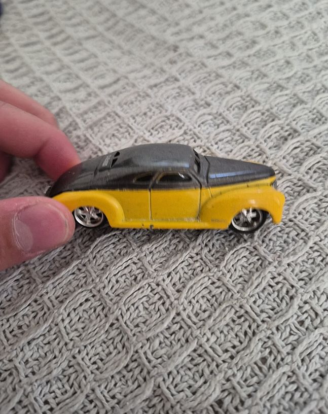 Hot Wheels 1940 Ford Coupe Black and Yellow — front