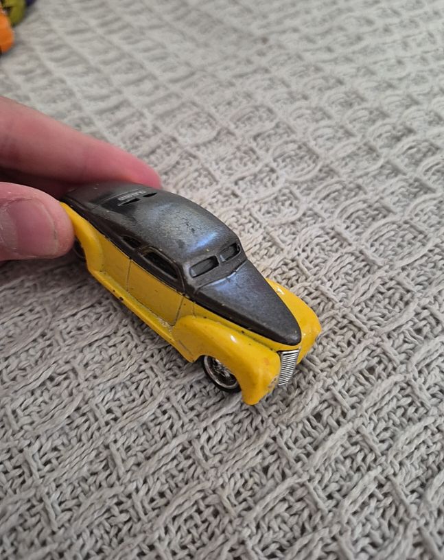 2002 Hot Wheels Swoop Coupe Yellow and Black — front
