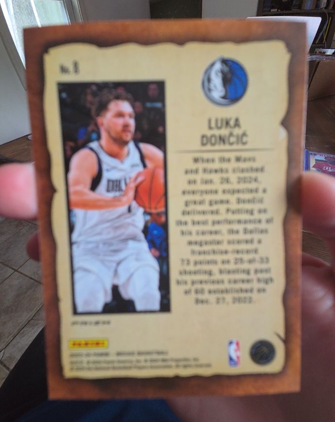 2022 Panini #8 Luka Dončić — front