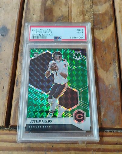 2021 Panini Mosaic #304 Justin Fields Green Mosaic Rookie Card — front