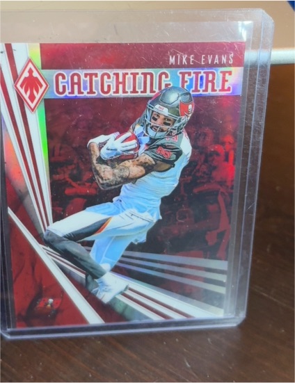 2019 Panini Phoenix #25 Mike Evans Catching Fire — front