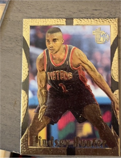 1994-95 Topps Embossed #28 Lindsey Hunter — front
