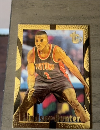 1994-95 Topps Embossed #28 Lindsey Hunter — front