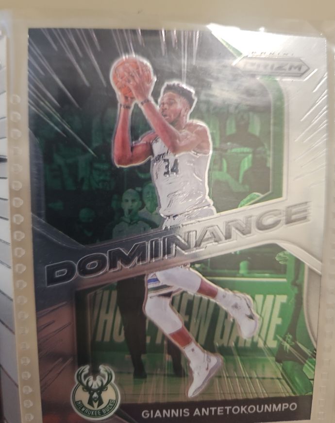 2020-21 Panini Prizm #7 Giannis Antetokounmpo Dominance — front