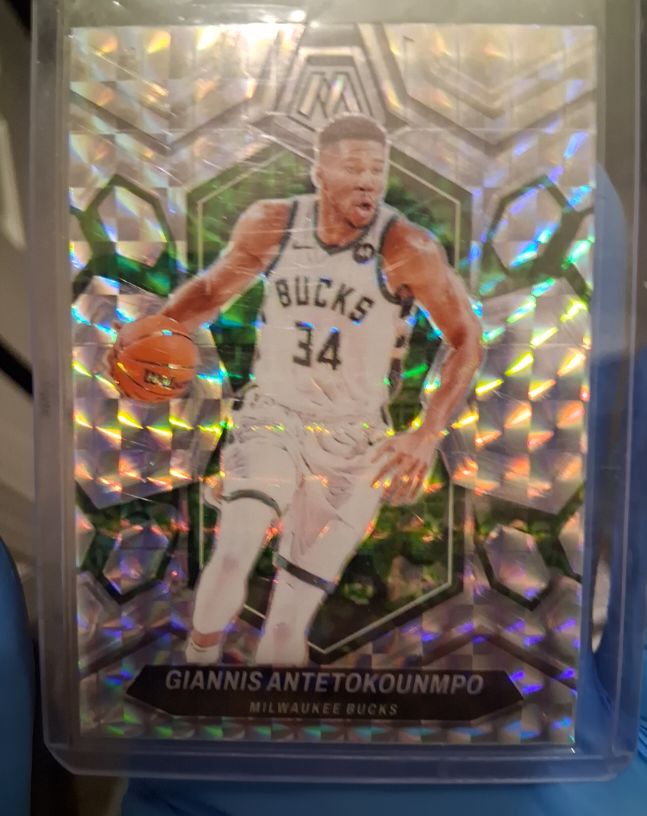 2023-24 Panini Mosaic #77 Giannis Antetokounmpo — front