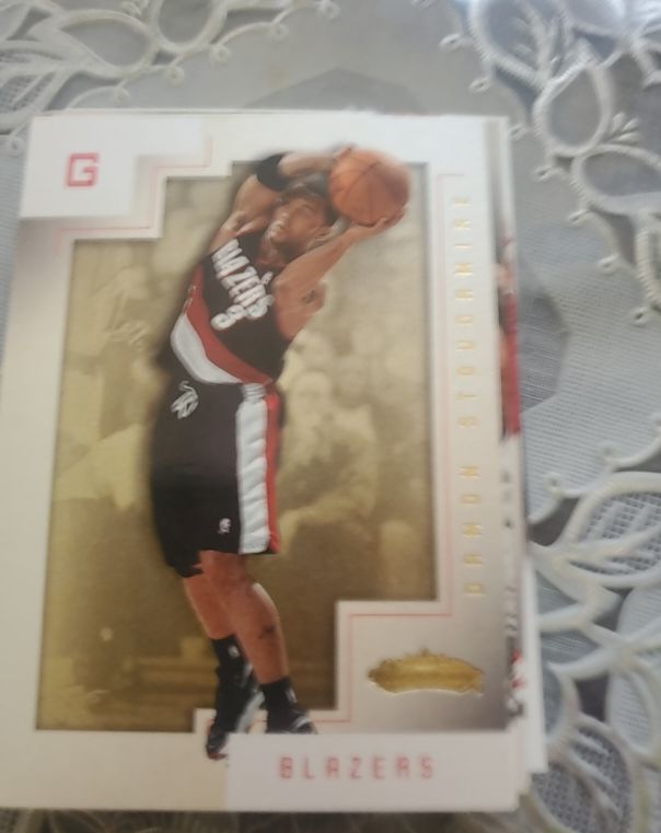 2001-02 Fleer Showcase #7 Damon Stoudamire — front