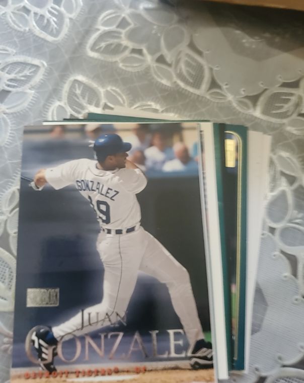 2000 SkyBox #83 Juan Gonzalez — front