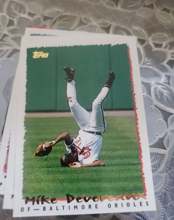 1995 Topps #23 Mike Devereaux — front