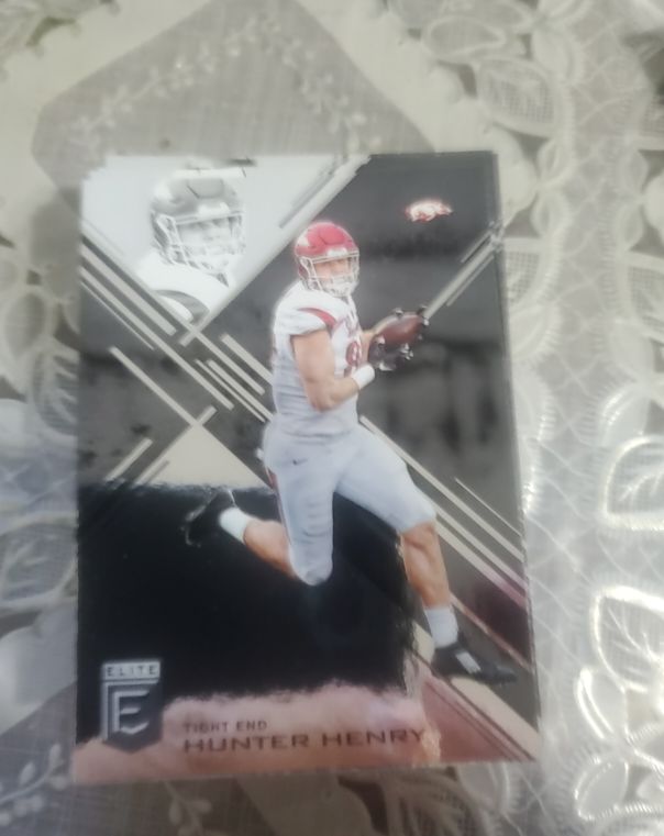 2017 Panini Elite Draft Picks #42 Hunter Henry — front