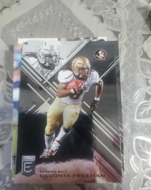 2017 Panini Elite Draft Picks #29 Devonta Freeman — front