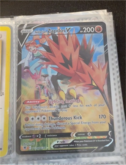 2021 The Pokémon Company Sword & Shield Chilling Reign #080 Galarian Zapdos V — front