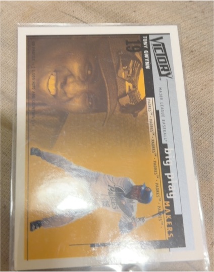 2000 Upper Deck Victory #388 Tony Gwynn — front