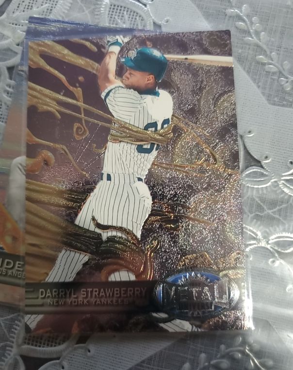 1997 Skybox Metal Universe #123 Darryl Strawberry — front