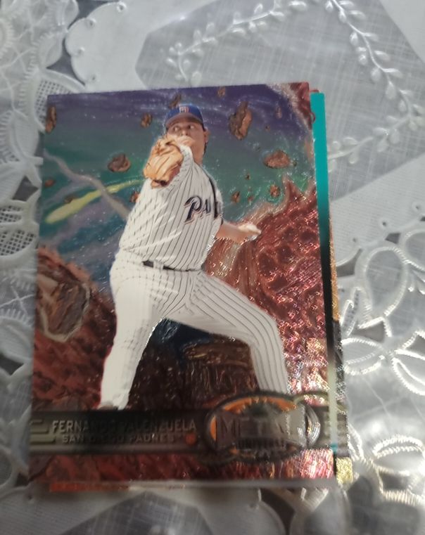 1997 Fleer/Skybox Metal Universe #225 Fernando Valenzuela — front