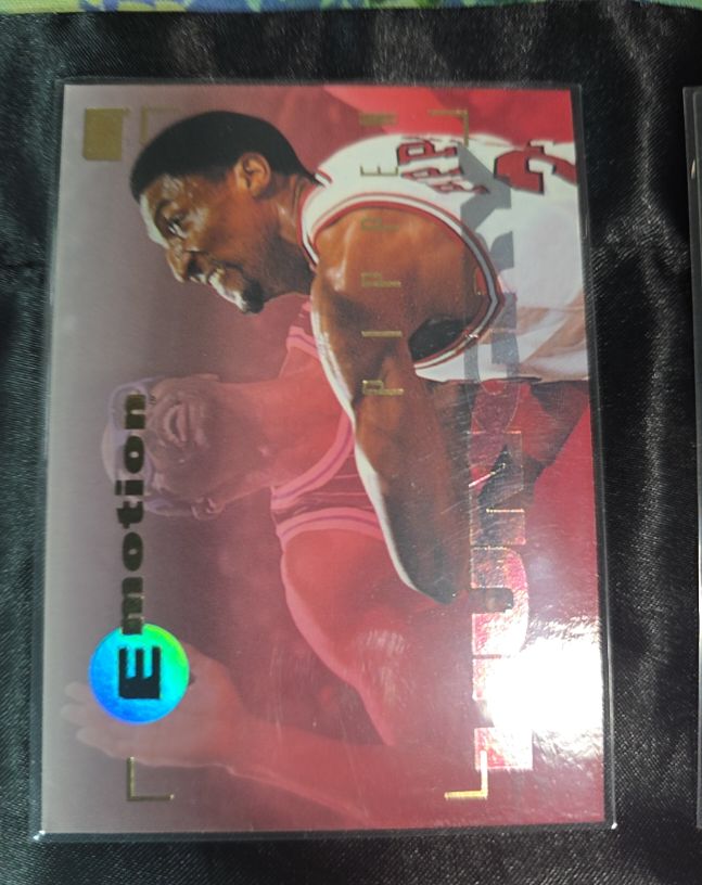 1994-95 Skybox Emotion #13 Scottie Pippen — front