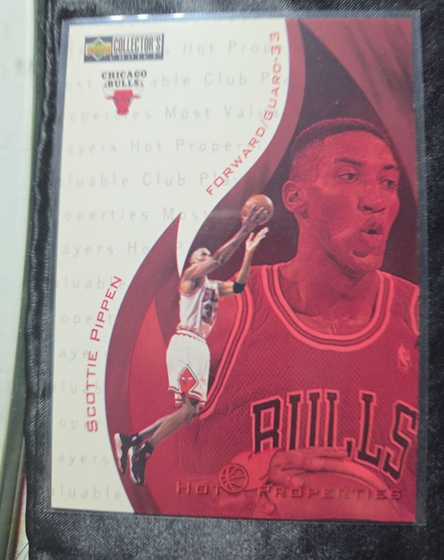 1997-98 Upper Deck Collector's Choice #359 Scottie Pippen Hot Properties Chicago Bulls — front