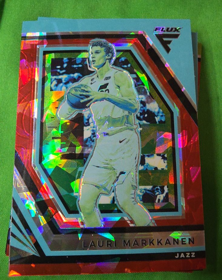 2022-23 Panini Flux #172 Lauri Markkanen Red Cracked Ice — front