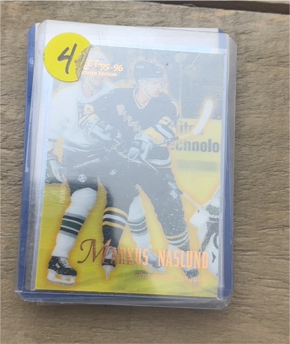1995-96 Fleer Ultra #10 Markus Naslund — front