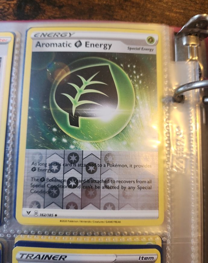 2020 Pokémon SWSH04: Vivid Voltage #162 Aromatic Energy — front