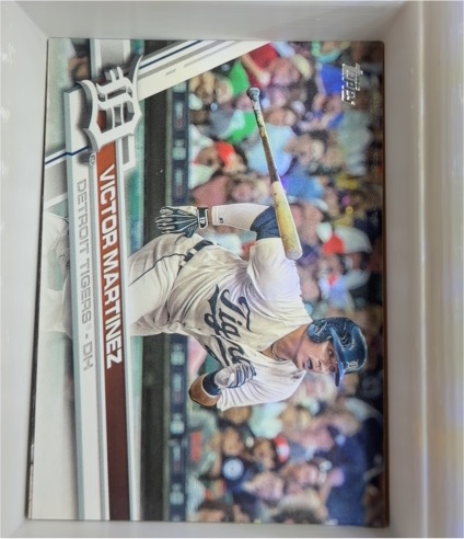 2017 Topps #611 Victor Martinez — front