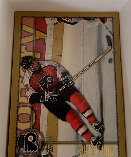 1998-99 Topps #60 John LeClair Philadelphia Flyers — front