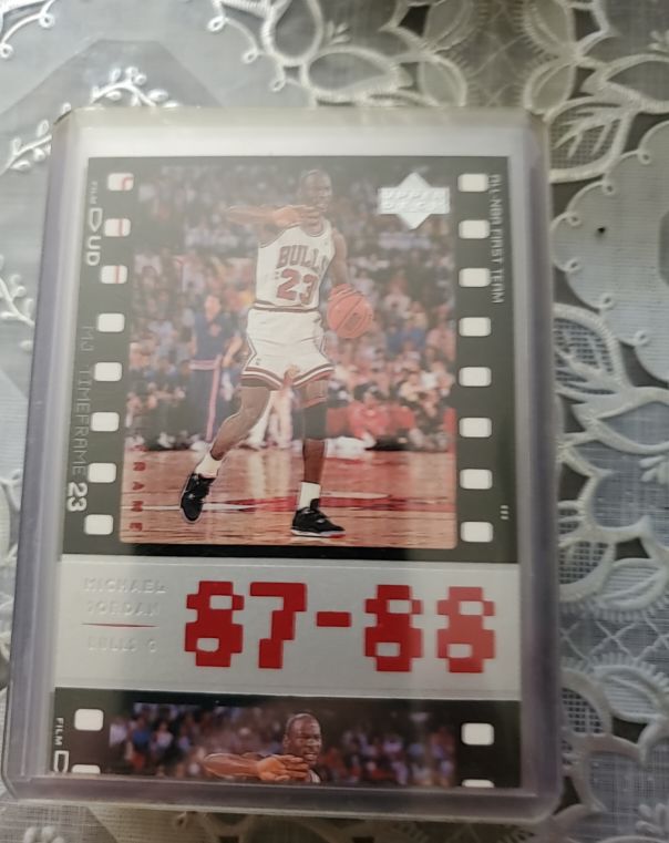 1990-91 SkyBox Basketball #39 Michael Jordan — front