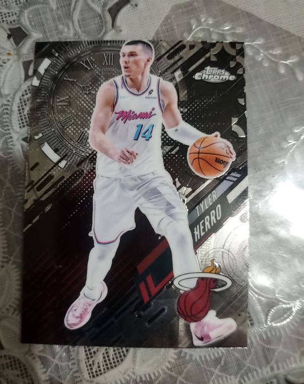 2019 Topps Chrome #159 Tyler Herro — front