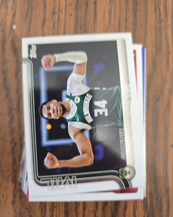 2025 Topps #54 Giannis Antetokounmpo — front