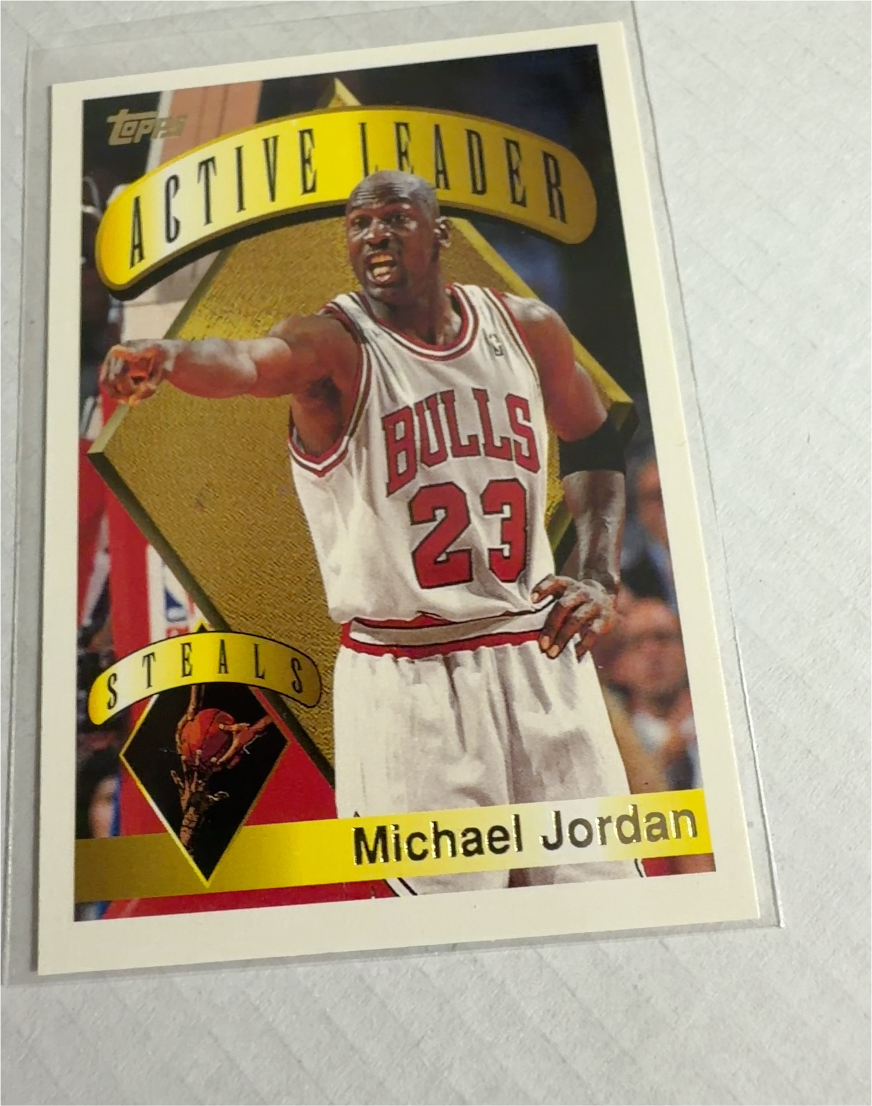 1995 Topps #4 Michael Jordan — front