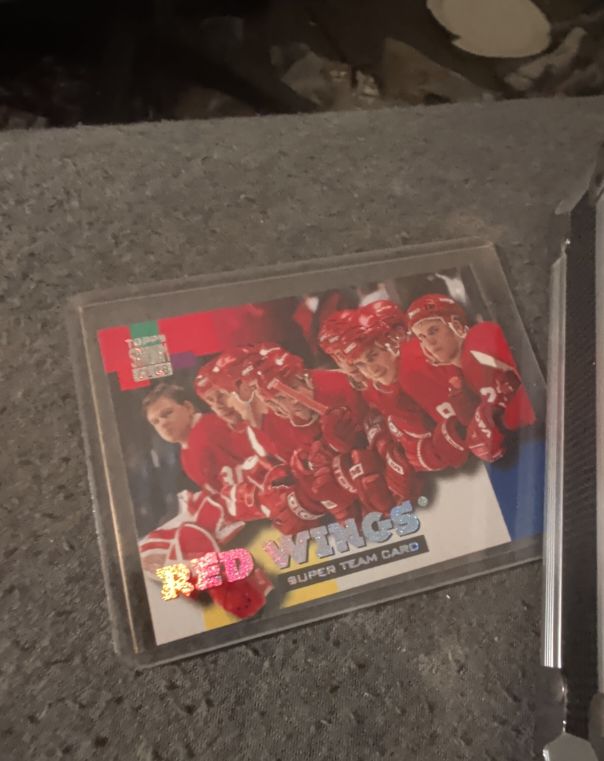 1994-95 Topps Stadium Club #7 Detroit Red Wings Super Team Card — front