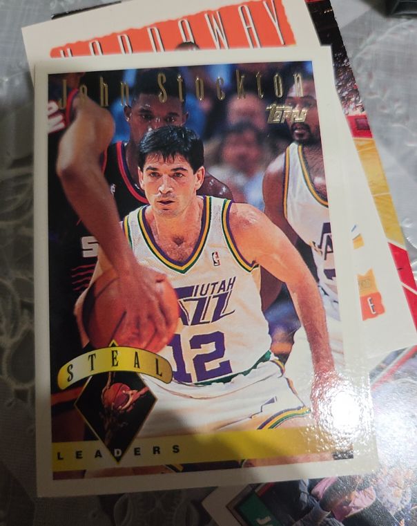 1995 Topps #24 John Stockton — front