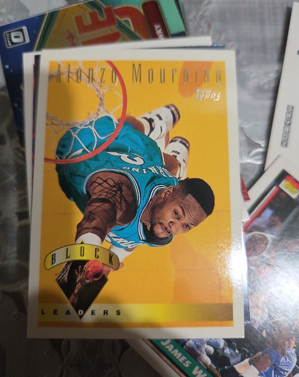 1995 Topps #30 Alonzo Mourning — front