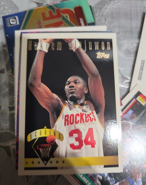 1995 Topps #7 Hakeem Olajuwon — front